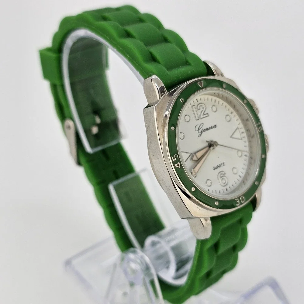32MM Women's Watch White Dial Green Plastic Bands New‎ Battery